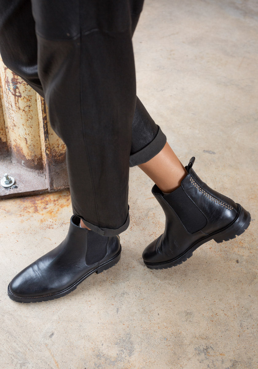 boots noire femme détails cloutés arrière chaussures tout cuir SONGE lab