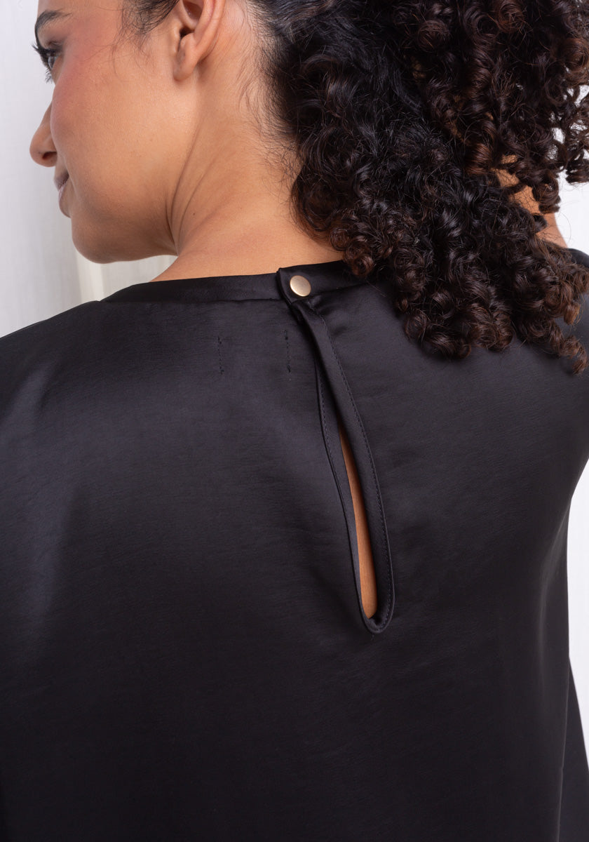 Robe femme ARENAS coloris black Satin coupe Tee très confort goutte dans le dos manches courtes MAde in france SONGE lab détail goutte dos