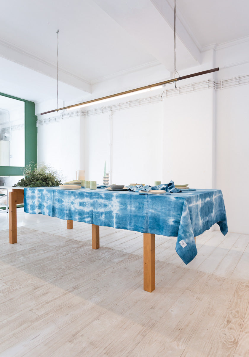 Nappe de table SONGE CASA coloris Azul Tie &amp; Dye réalisé artisanalement tissu 100% lin Made in france SONGE lab 2