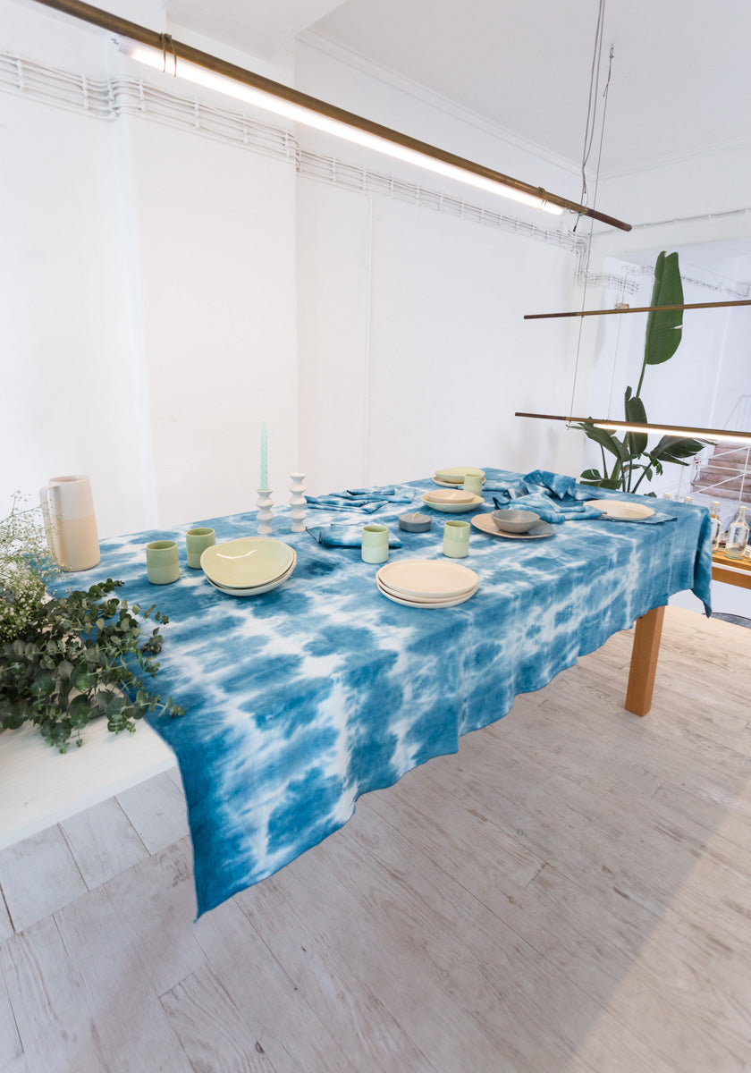 Nappe de table SONGE CASA coloris Azul Tie &amp; Dye réalisé artisanalement tissu 100% lin Made in france SONGE lab