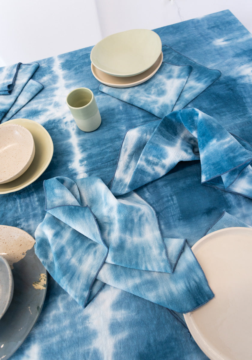 Serviette de table SONGE CASA coloris Azul Tie &amp; Dye réalisé artisanalement tissu 100% lin Made in france SONGE lab sur nappe