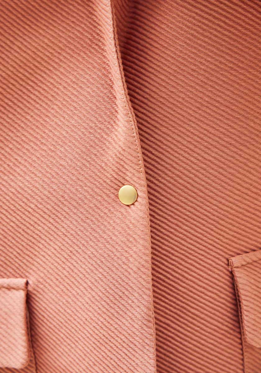 Veste structurée colori bois de rose poches plaquées boutons dorés CASAL SONGE Lab Made in France zoom bouton