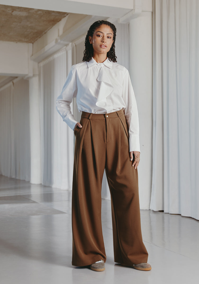 chemise blanche femme  volant sur devant très féminin, en 100% popeline de coton, made in france 