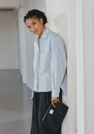 chemise femme rayée bleu et blanche, la chemise d'homme réinventée pour une élégance féminine. Bouton mordorés, plus longue derrière que devant, made in france. Tissu 100% oxford 