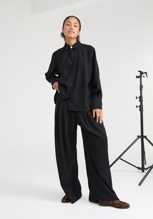 Chemise femme noire made in france bouton bijoux col et détails dorés