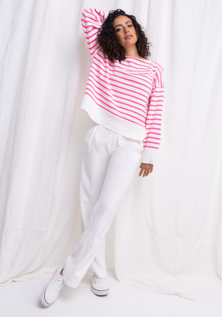 Pull Marinière femme LEOA coloris Néon pink tricotée en France détails boutons côté col bateau SONGE lab silhouette avec pantalon NEWTON lait