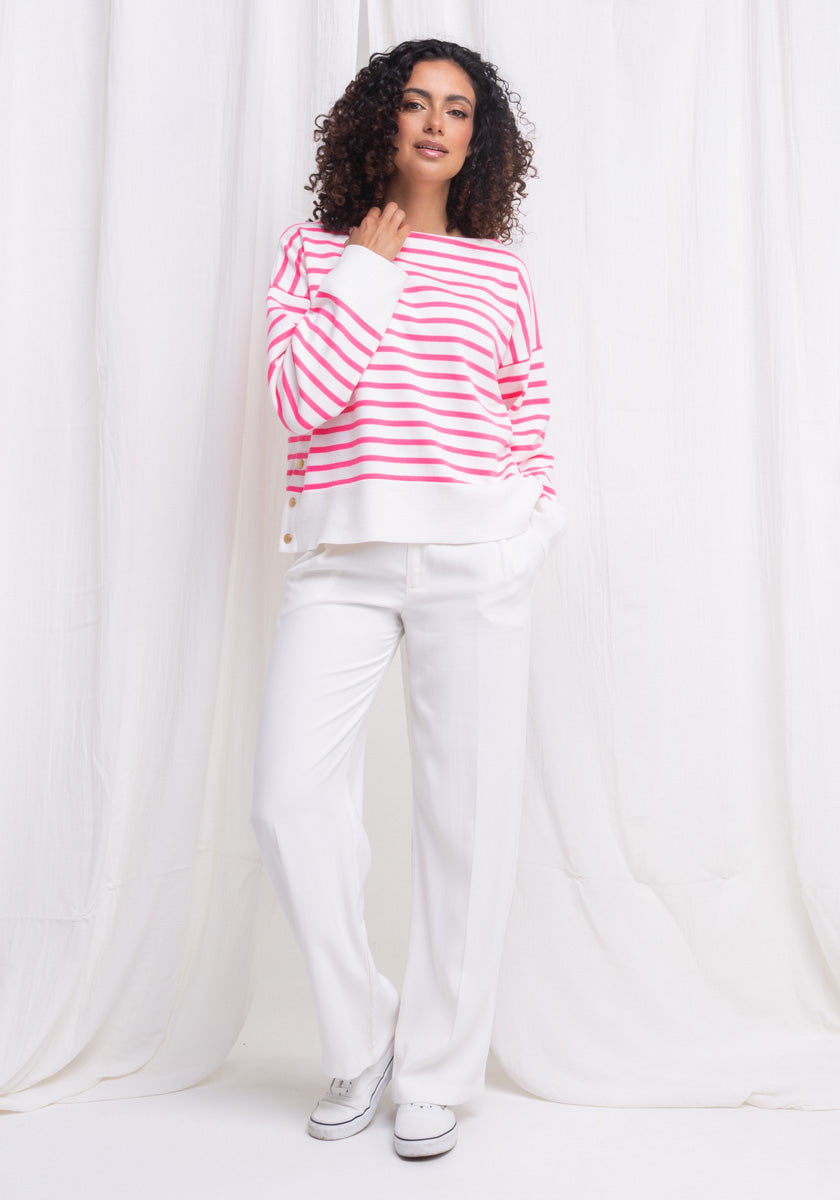 Pull Marinière femme LEOA coloris Néon pink tricotée en France détails boutons côté col bateau SONGE lab silhouette 2