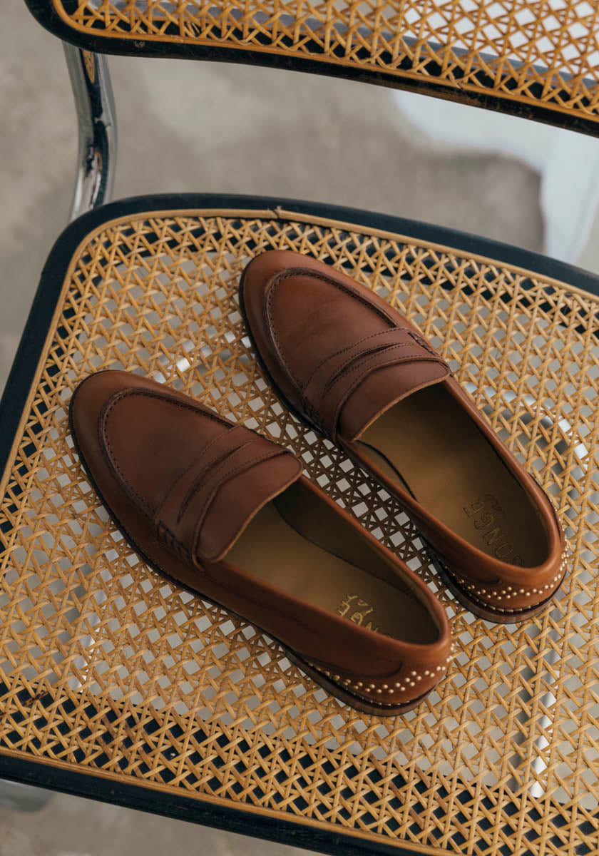 Mocassins femme couleur cognac marron détails cloutés