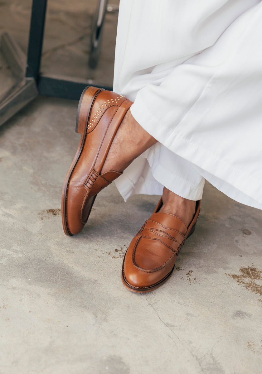 Mocassins femme couleur cognac marron détails cloutés