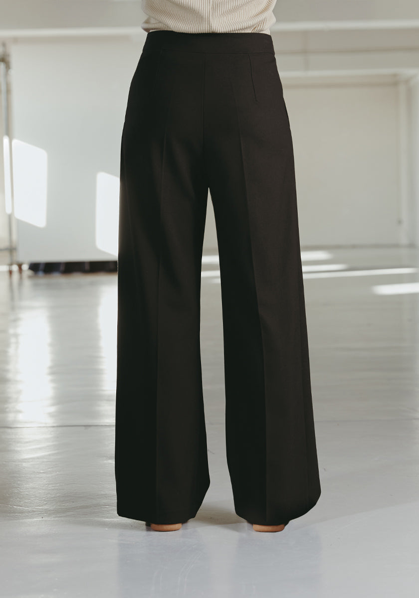 pantalon noir femme COMPORTA, très élégant à la coupe unique., un peu large mais pas trop pour une ligne affinée. 2 pinces de chaque côté. Boutons cornes. Made in france 