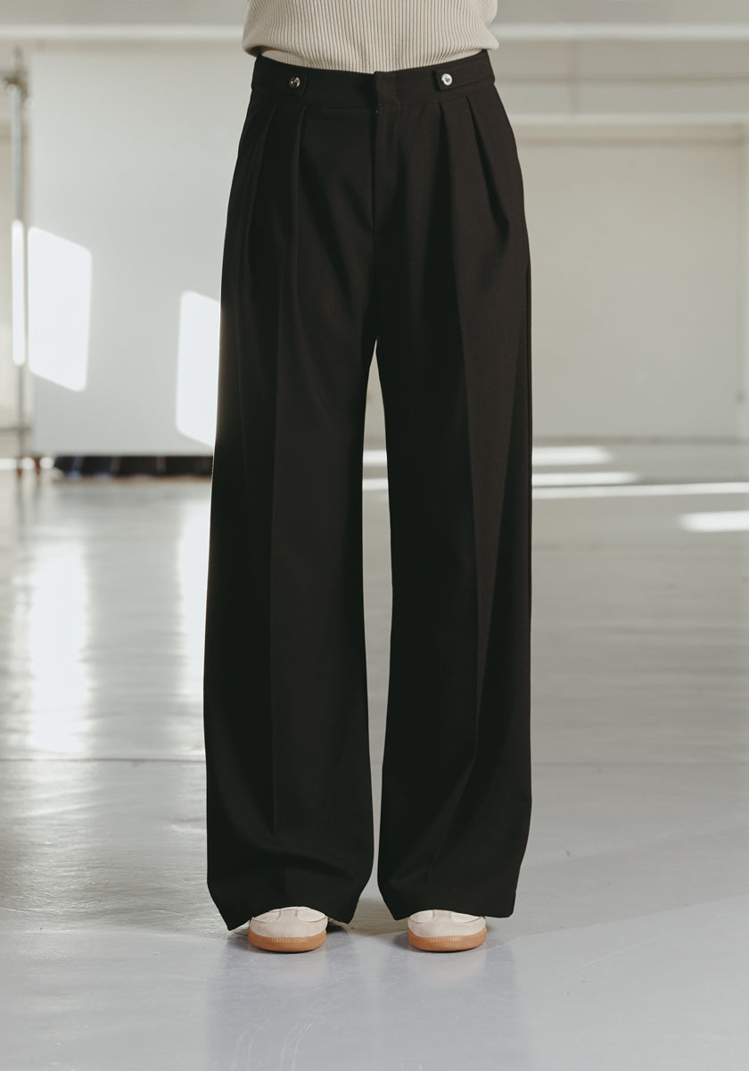 pantalon noir femme COMPORTA, très élégant à la coupe unique., un peu large mais pas trop pour une ligne affinée. 2 pinces de chaque côté. Boutons cornes. Made in france 