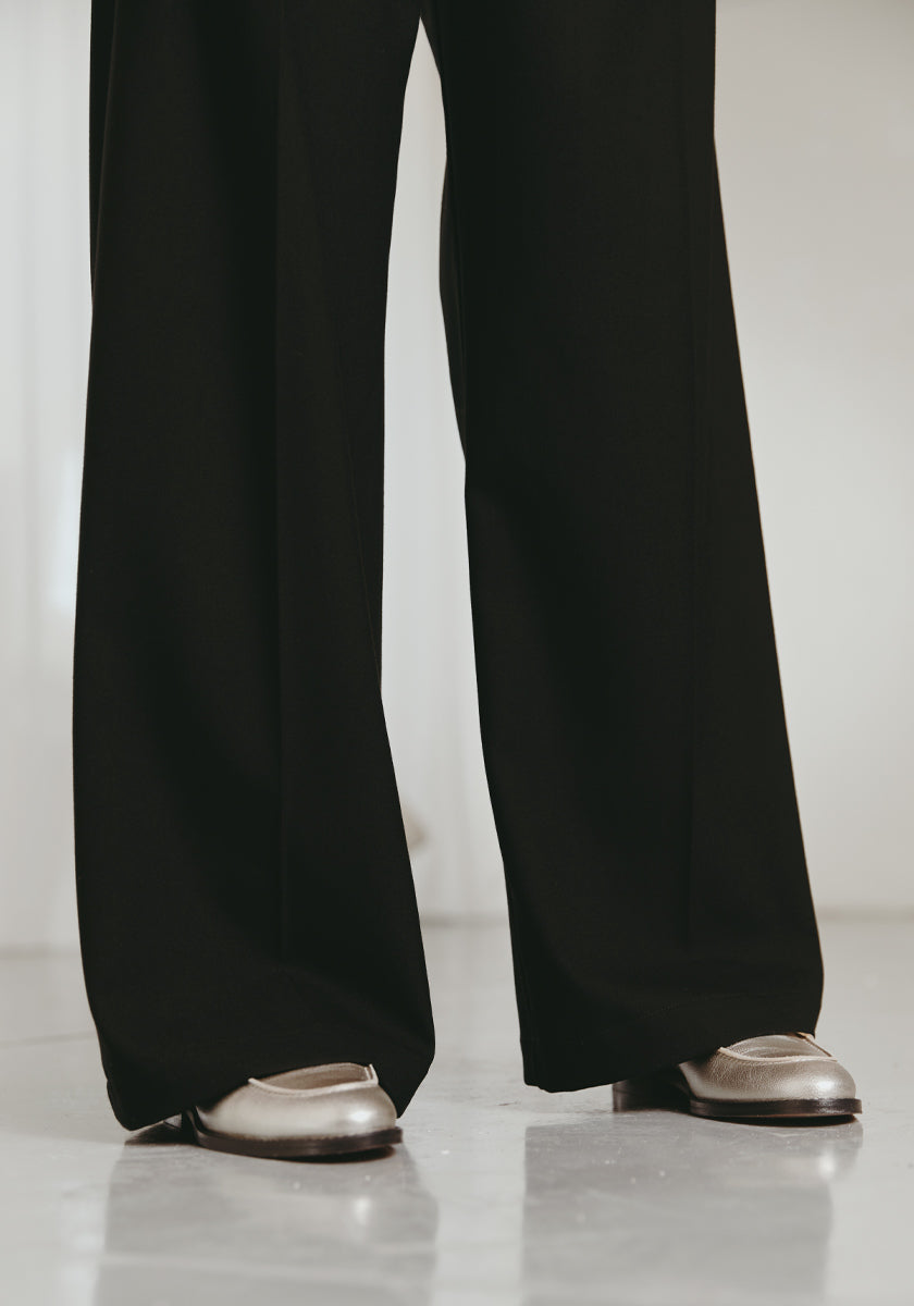 pantalon noir femme COMPORTA, très élégant à la coupe unique., un peu large mais pas trop pour une ligne affinée. 2 pinces de chaque côté. Boutons cornes. Made in france 