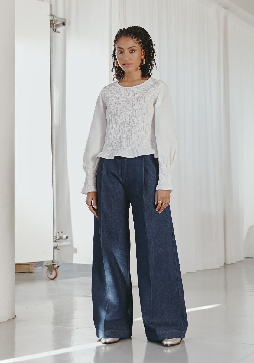 pantalon large denim femme, ajusté à la taille avec pinces, denim brut 100% coton. Made in france 