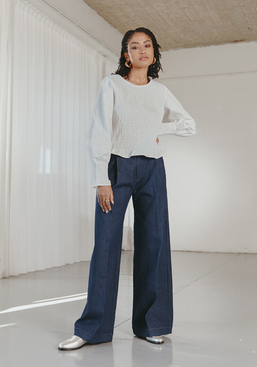 pantalon large denim femme, ajusté à la taille avec pinces, denim brut 100% coton. Made in france 