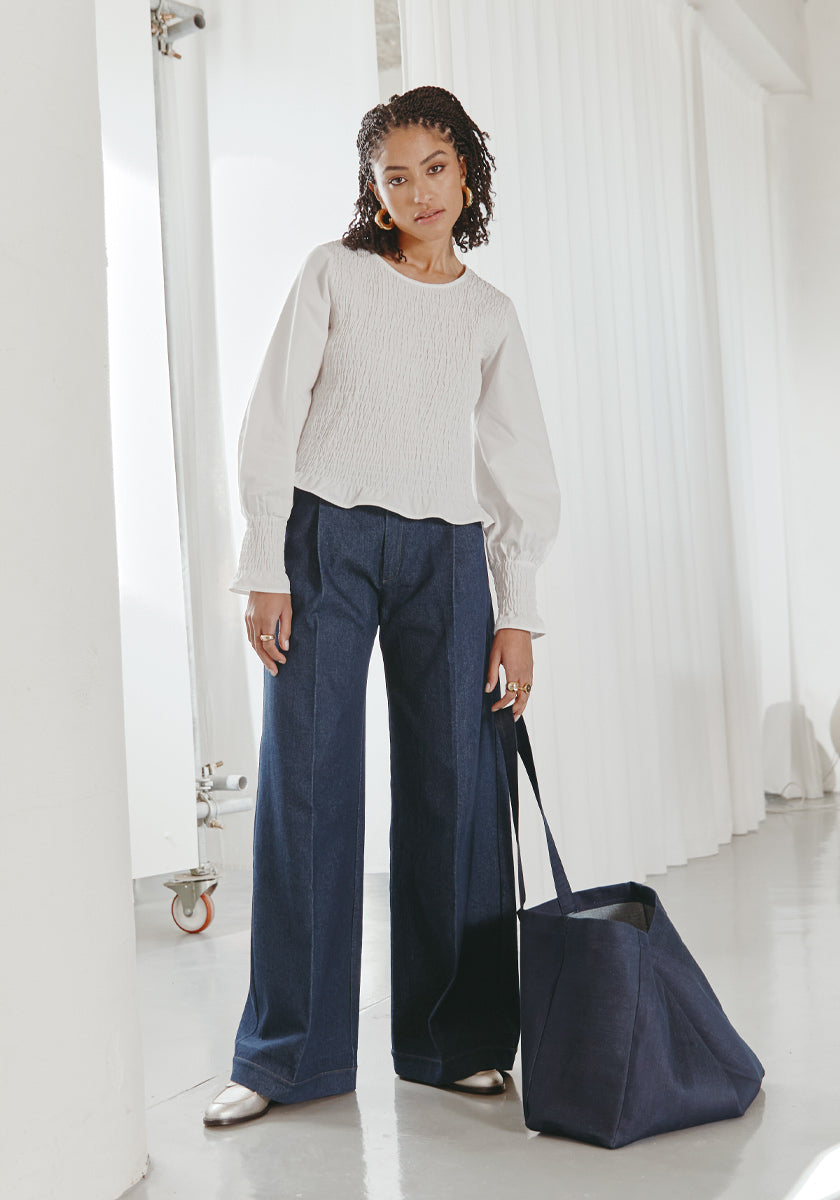 pantalon large denim femme, ajusté à la taille avec pinces, denim brut 100% coton. Made in france 