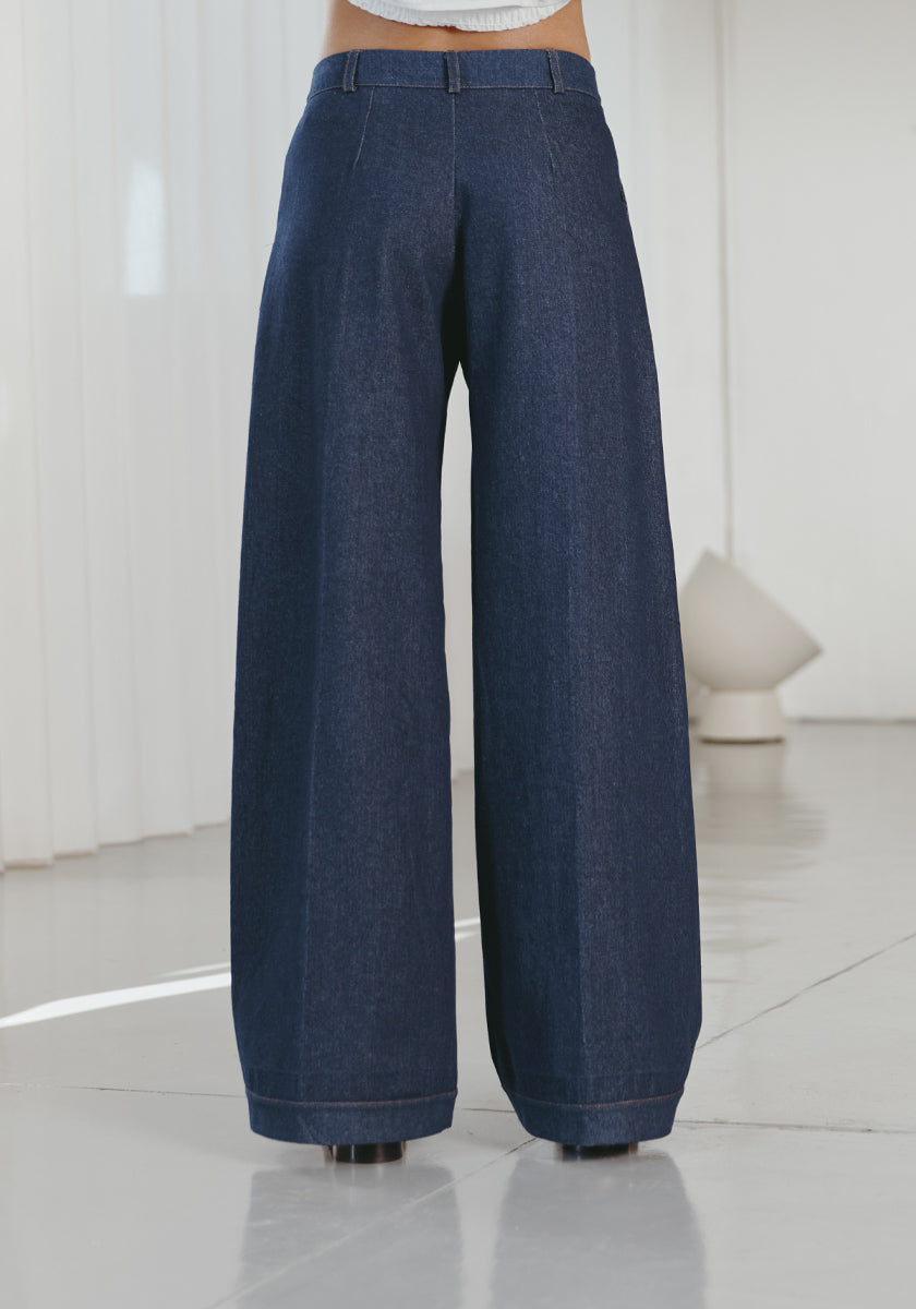 pantalon large denim femme, ajusté à la taille avec pinces, denim brut 100% coton. Made in france 