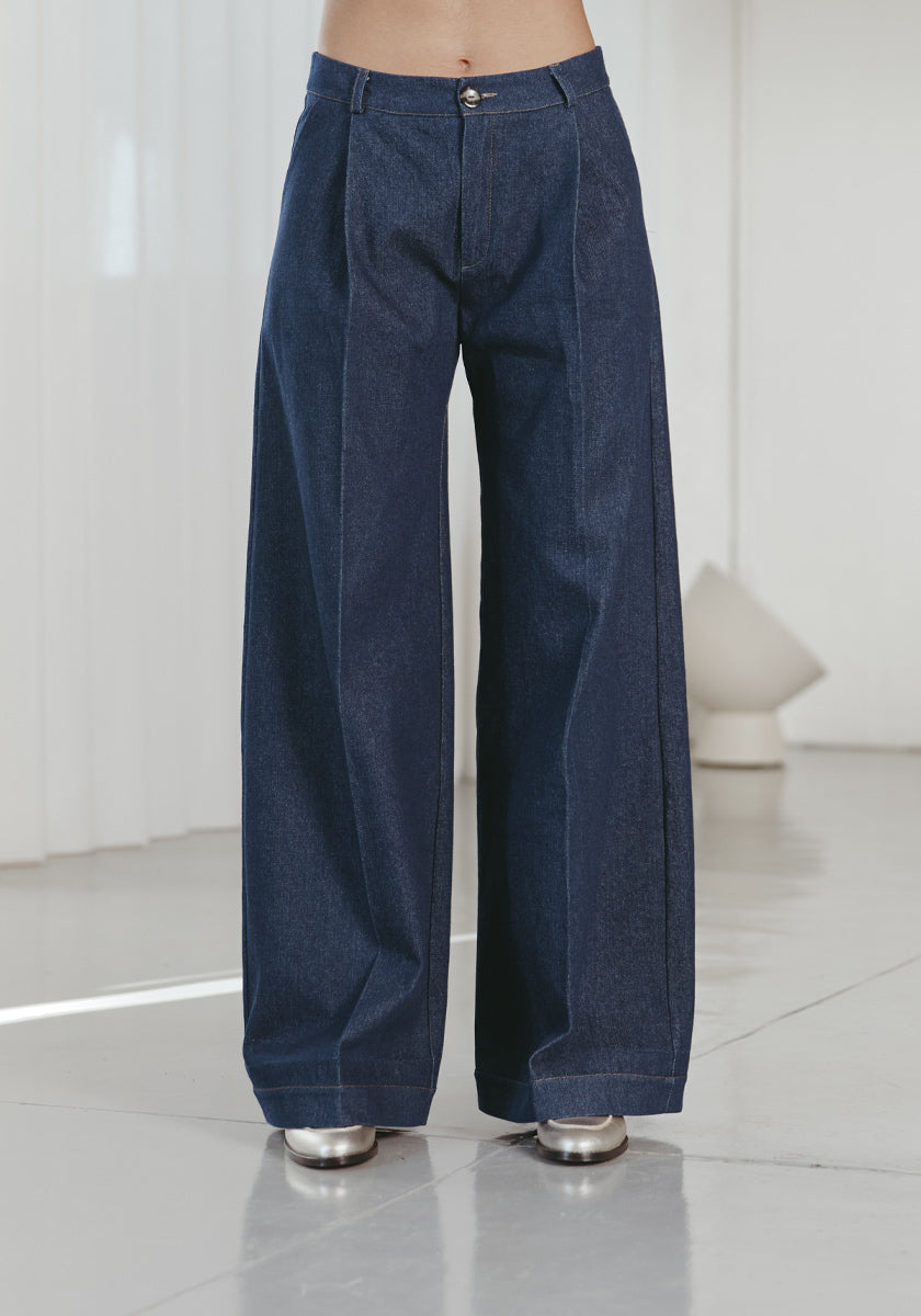 pantalon large denim femme, ajusté à la taille avec pinces, denim brut 100% coton. Made in france 