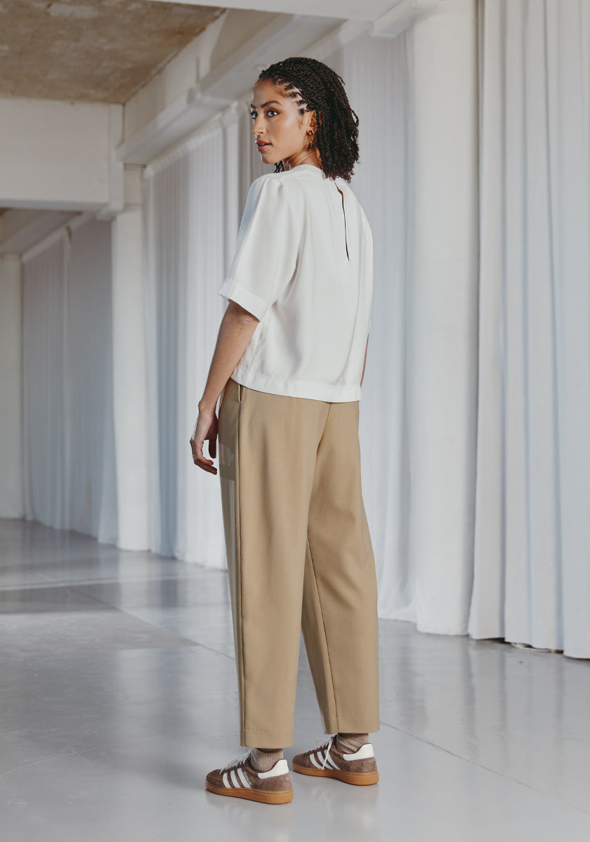 Pantalon beige 78ème femme, couleur sépia, tomber parfait. Tissu qui tombe très bien. Made in france 