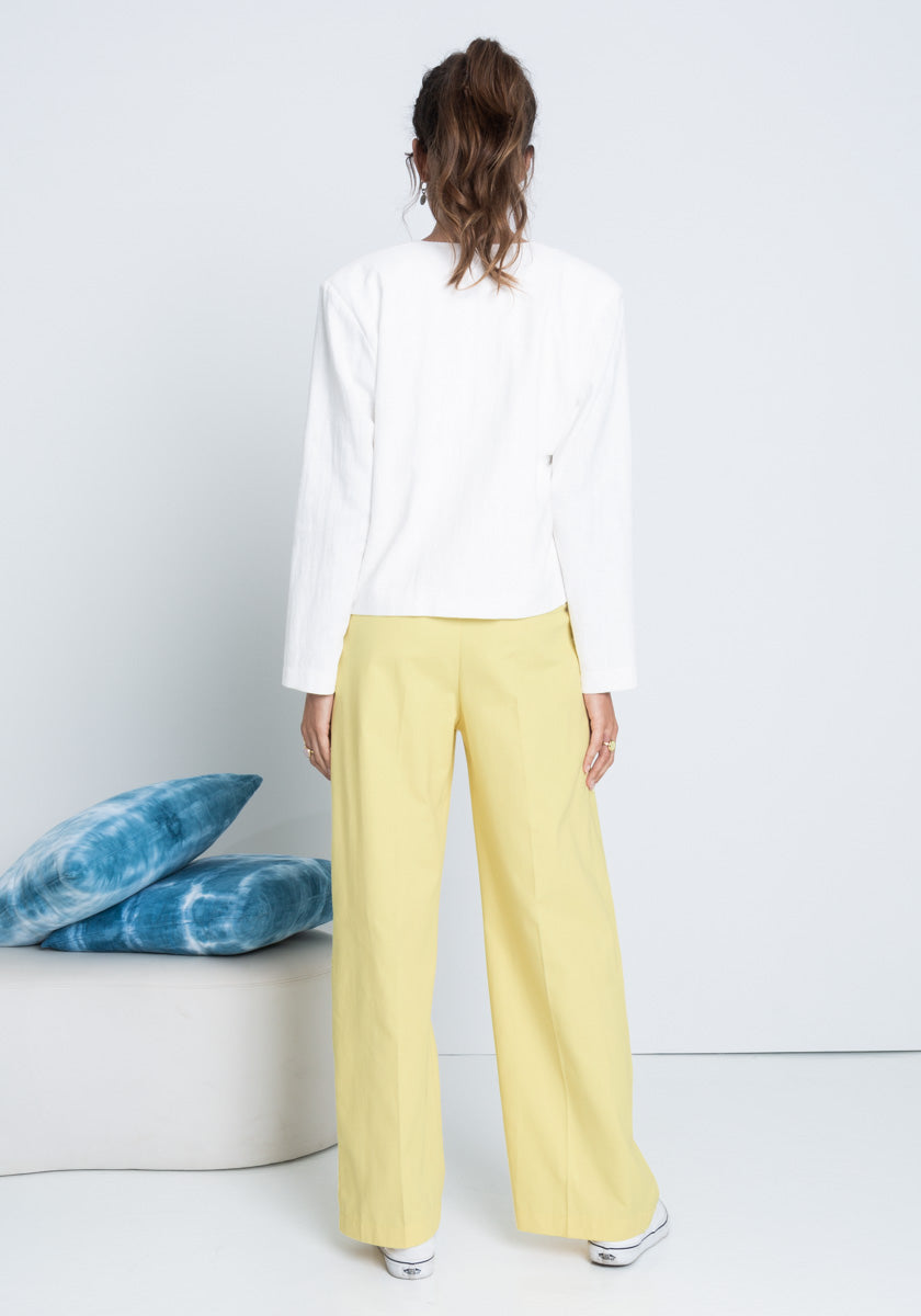 Pantalon SINTRA coloris yellow  coupe large et pinces sur devant made in france SONGE lab % coton silhouette dos