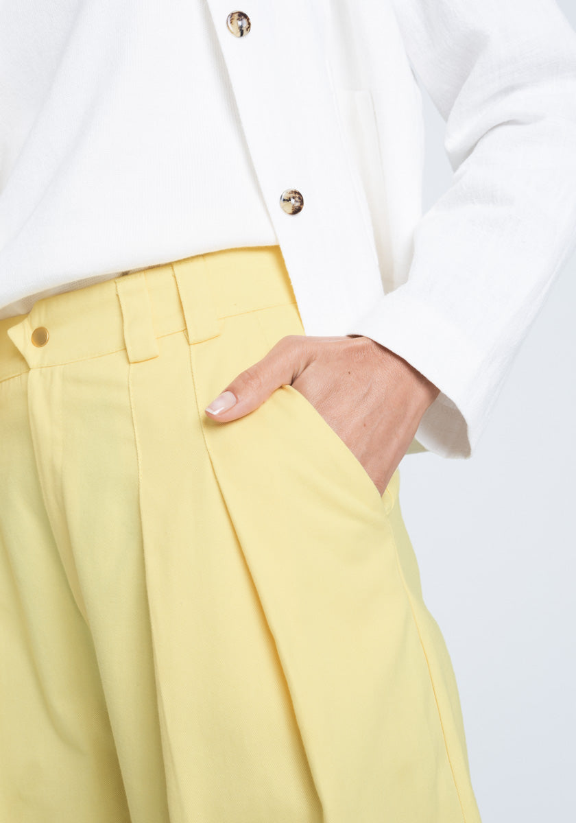 Pantalon SINTRA coloris yellow  coupe large et pinces sur devant made in france SONGE lab % coton zoom poche