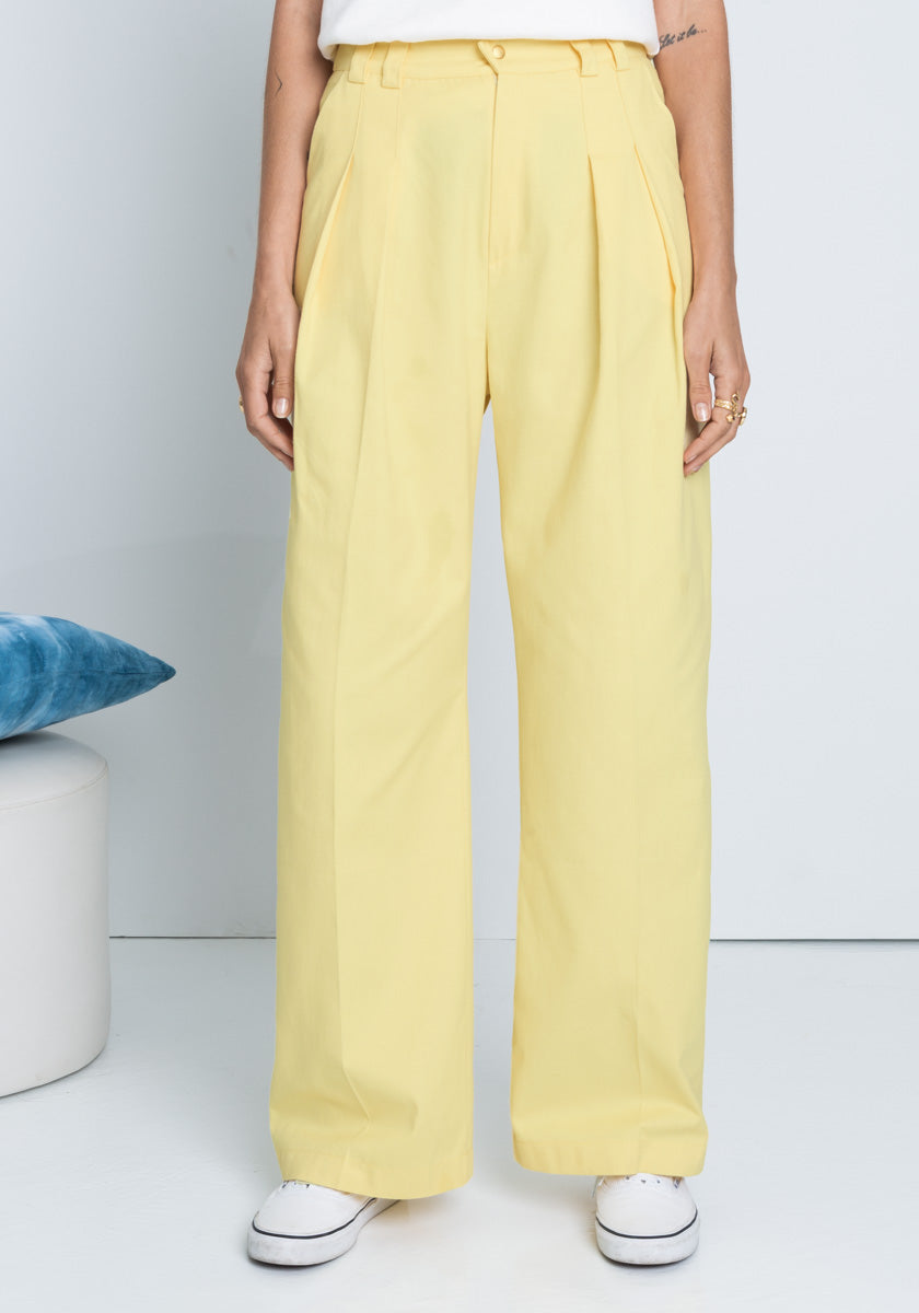 Pantalon SINTRA coloris yellow  coupe large et pinces sur devant made in france SONGE lab % coton zoom face
