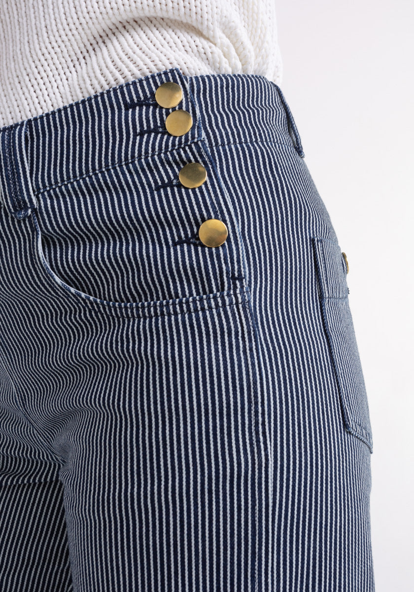 Pantalon femme VISTA 100% coton, fines rayures bleues fermeture à pont boutons dorés SONGE lab  détails boutons