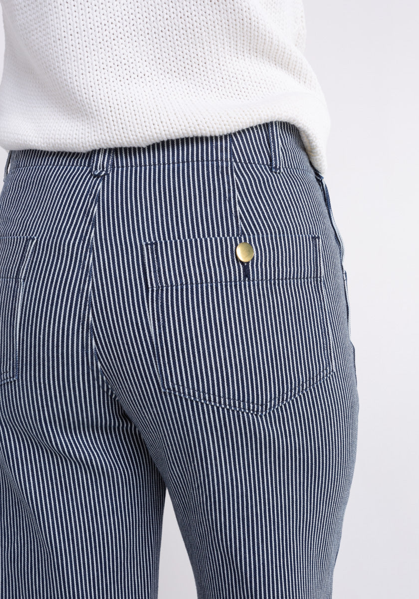 Pantalon femme VISTA 100% coton, fines rayures bleues fermeture à pont boutons dorés SONGE lab détails poches dos