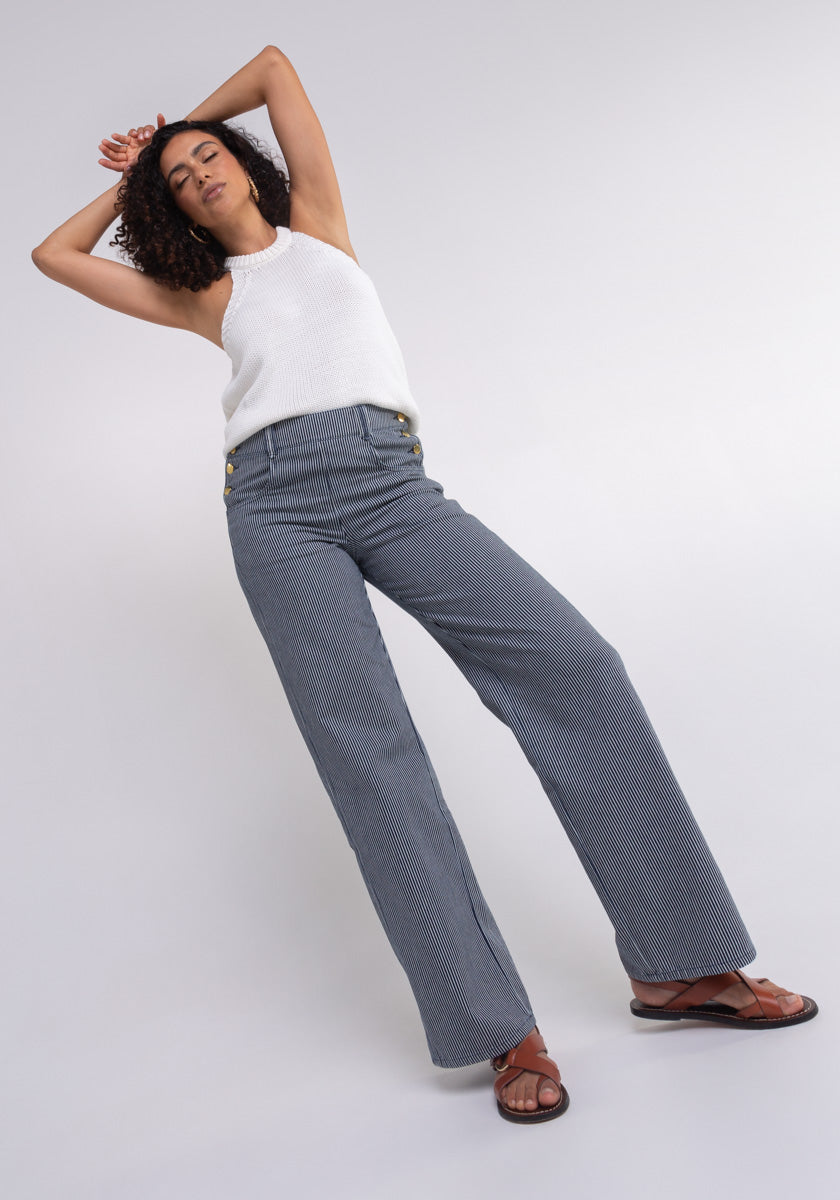 Pantalon femme VISTA 100% coton, fines rayures bleues fermeture à pont boutons dorés SONGE lab 