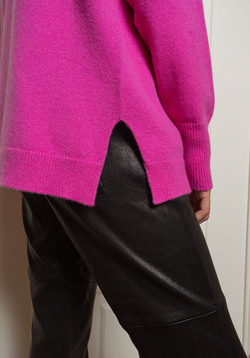 Pull CAVALOS coloris Pink très lumineux, col roulé et fente bas du bas tricoté en france SONGE lab