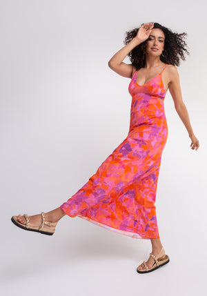 Robe longue femme CAPARICA coloris fleurs floutées rouge, fuchsia, parme,détail fentes côté robe. Robe fluide et légère été. Made in france SONGE lab