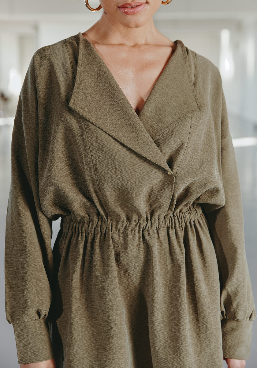 robe courte femme couleur mousse entre vert et marron en tencel crinckles taille élastiquée et col plastron, made in france