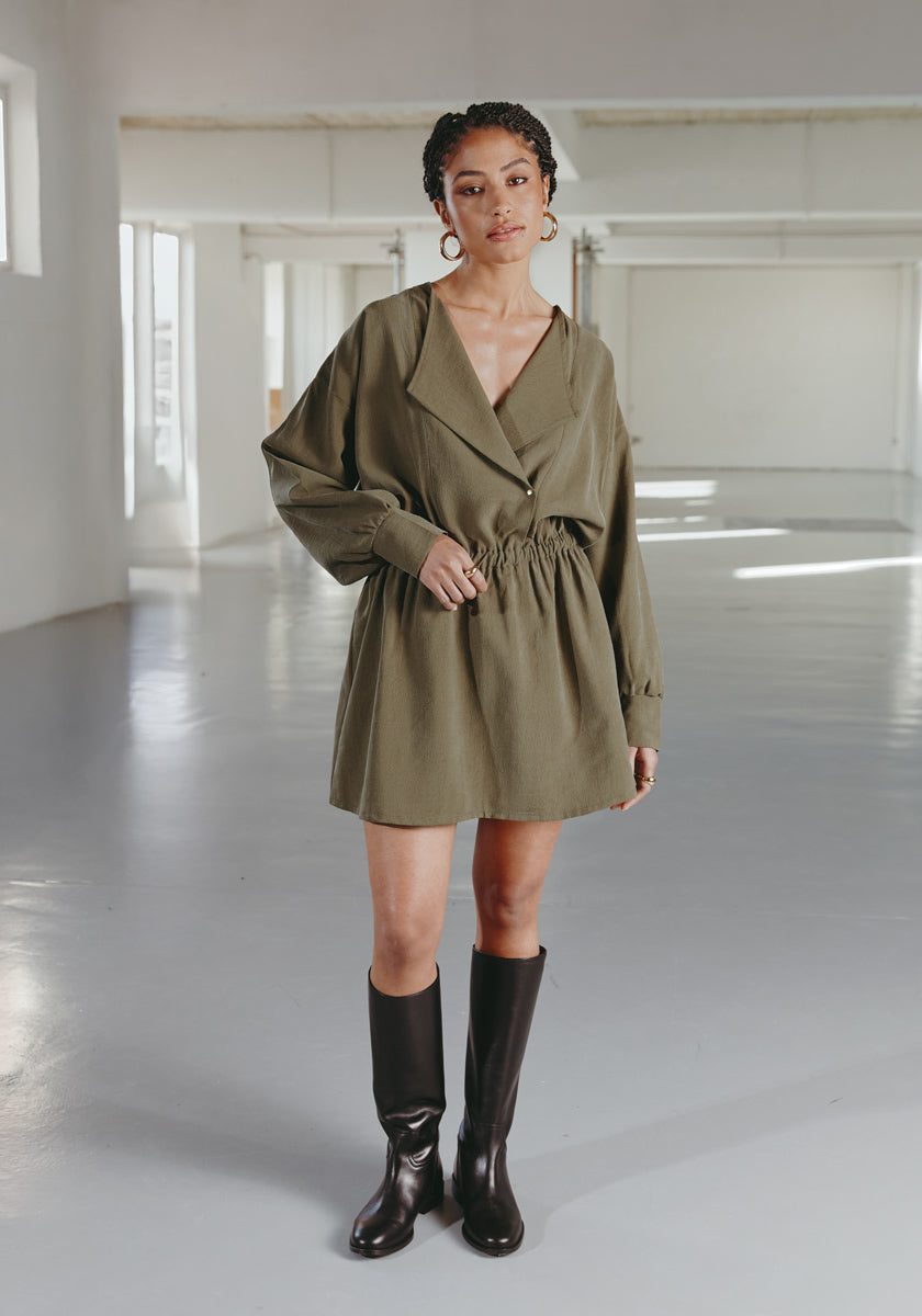 robe courte femme couleur mousse entre vert et marron en tencel crinckles taille élastiquée et col plastron, made in france