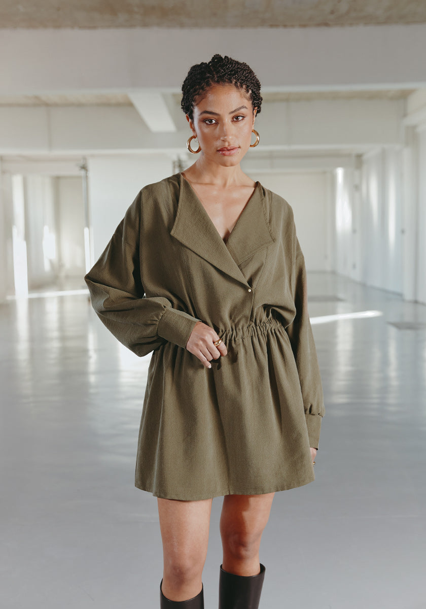 robe courte femme couleur mousse entre vert et marron en tencel crinckles taille élastiquée et col plastron, made in france