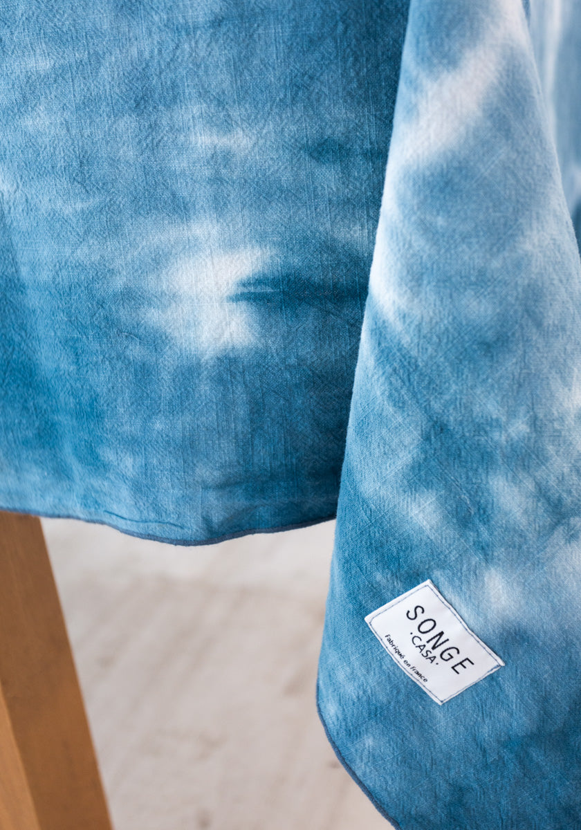 Nappe de table SONGE CASA coloris Azul Tie &amp; Dye réalisé artisanalement tissu 100% lin Made in france SONGE lab zoom griffe