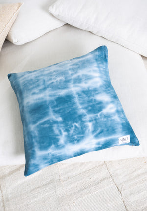 Housse de coussin carrée SONGE CASA coloris Azul Tie & Dye réalisé artisanalement tissu 100% lin Made in france SONGE lab