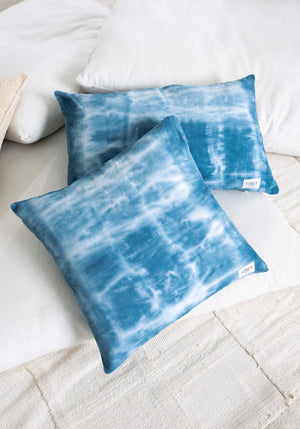 Housse de coussin carrée SONGE CASA coloris Azul Tie & Dye réalisé artisanalement tissu 100% lin Made in france SONGE lab