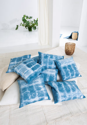 Housse de coussin rectangulaire SONGE CASA coloris Azul Tie & Dye réalisé artisanalement tissu 100% lin Made in france SONGE lab