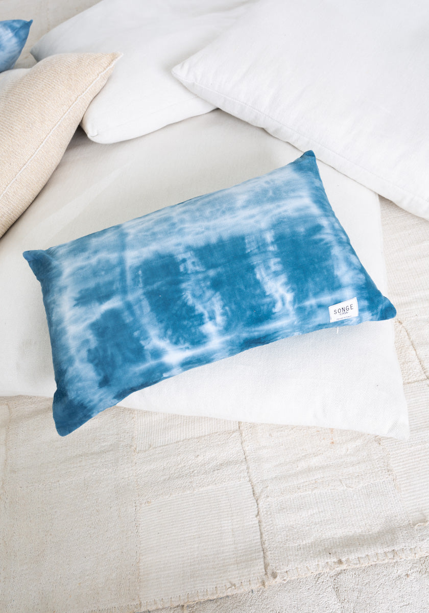 Housse de coussin rectangulaire SONGE CASA coloris Azul Tie & Dye réalisé artisanalement tissu 100% lin Made in france SONGE lab
