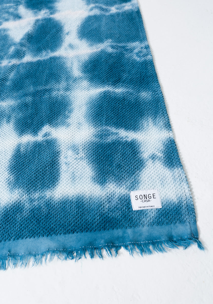 Drap de plage SONGE CASA colori Azul Tie &amp; dye réalisé artisanalement 100% coton éponge Made in france SONGE lab détail griffe