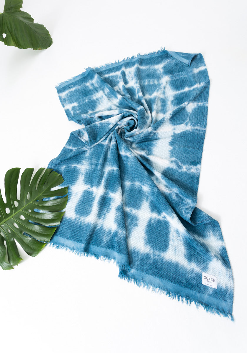Drap de plage SONGE CASA colori Azul Tie &amp; dye réalisé artisanalement 100% coton éponge Made in france SONGE lab zoom