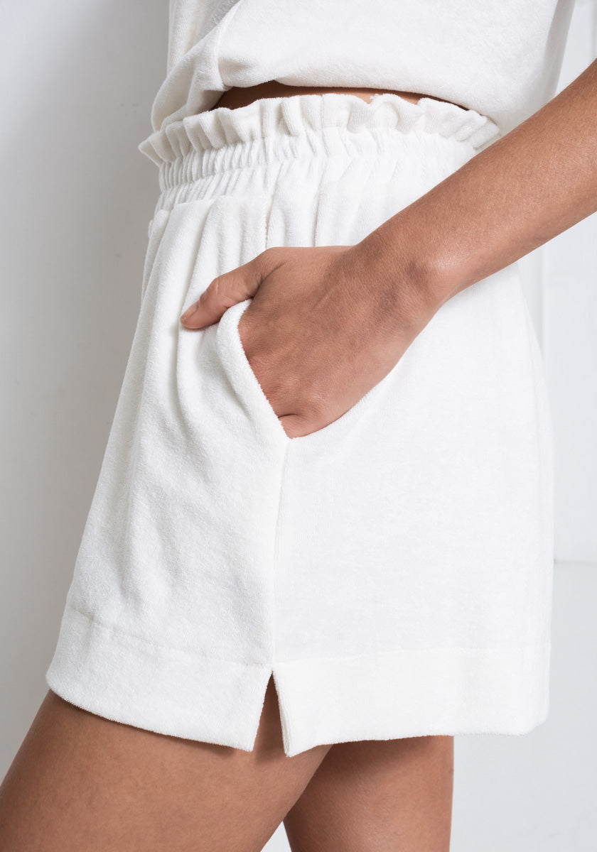 Short MALVA Femme tissu éponge coloris lait ceinture élastiquée et poches côté Made in france SONGE lab zoom côté