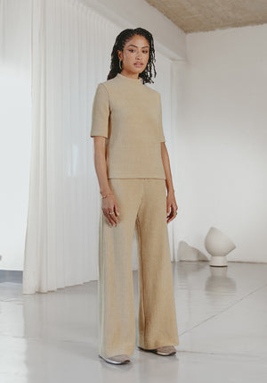 top femme 100% laine couleur biscuit, col légèrement montant, manches courtes, assez proche du corps, 100% made in france