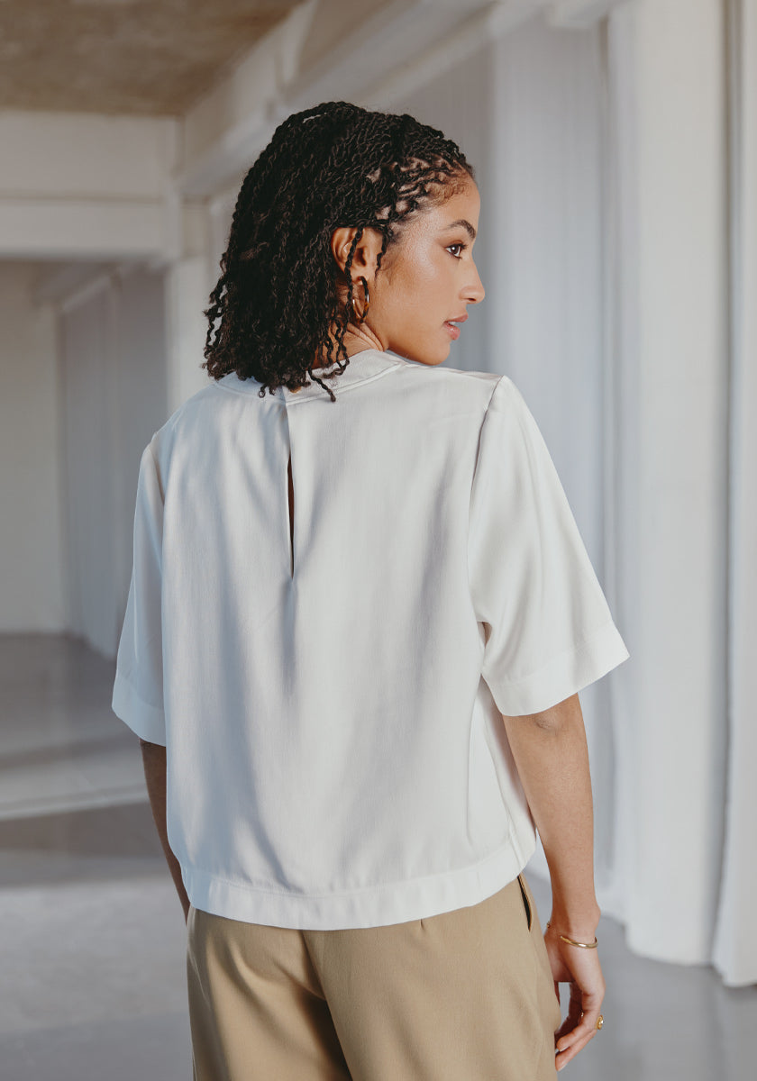 top femme blanc esprit tee revisité très facile à porter, manches aux coudes, col rond et goutte dos. Made in france 