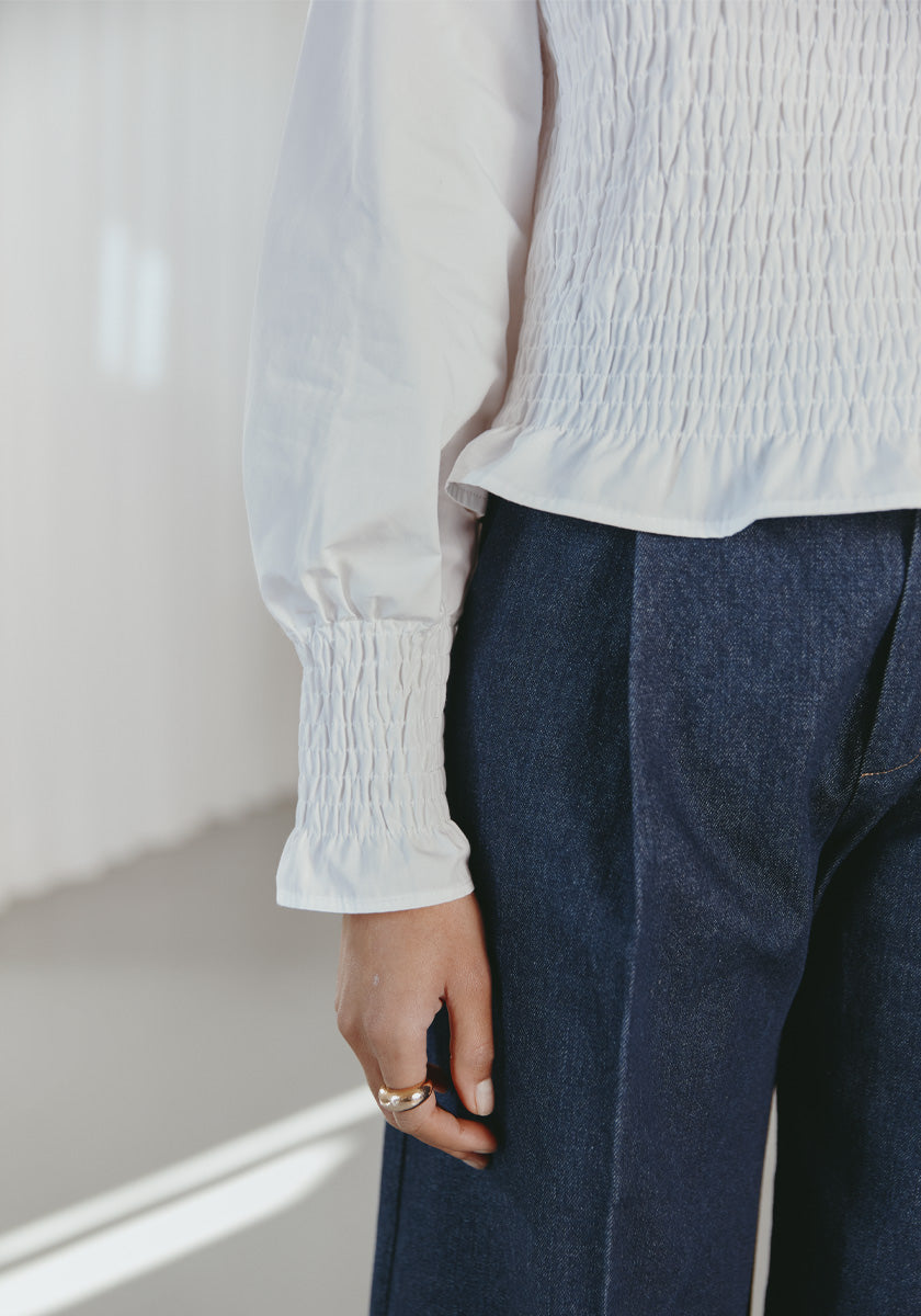 top femme blanc smockée buste et poignets, col rond, petits volants bas corps, Made in france