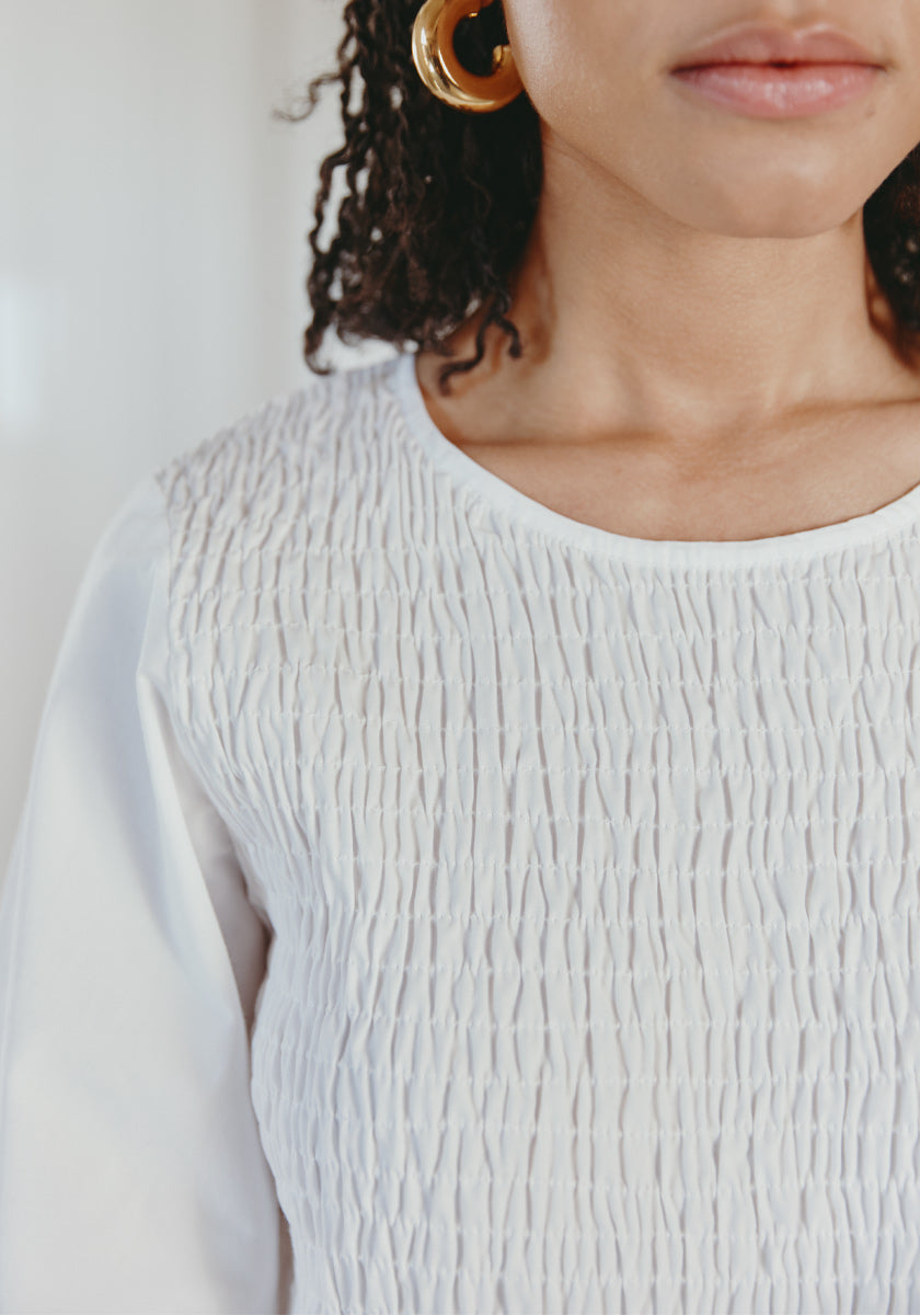 top femme blanc smockée buste et poignets, col rond, petits volants bas corps, Made in france