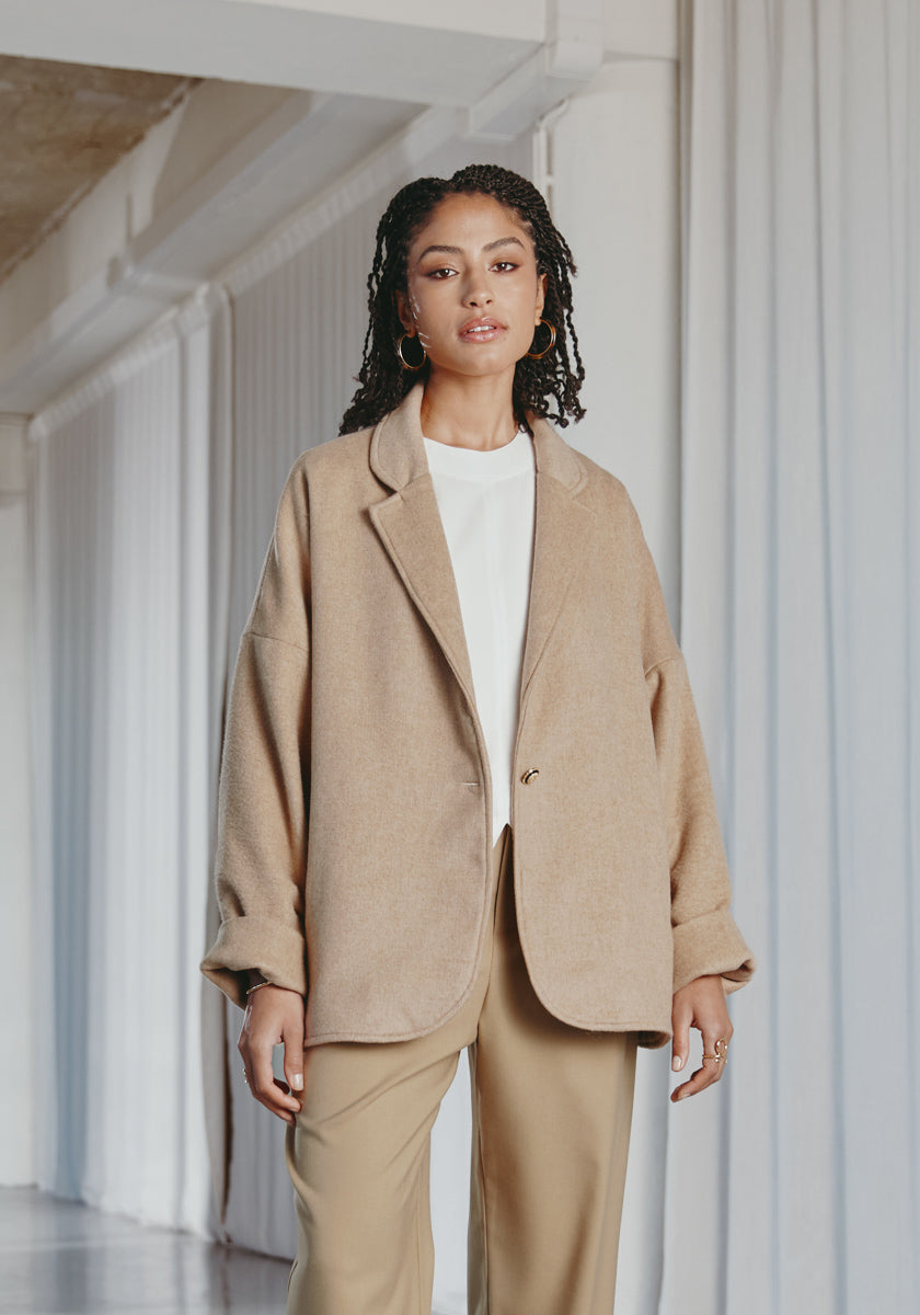 veste femme oversize manteau laine couleur tan beige clair, col travaillé et poches côtés; made in france 