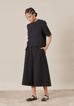 jupe culotte REGRA couleur noir, tissu fluide et léger, très agréable à porter, taille montée et poches profondes côté, Made in france