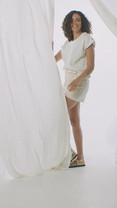 Short COSTA Femme denim coloris écru, deux plaques plaquées sur devant avec pressions et ceinture intégrée SONGE lab vidéo