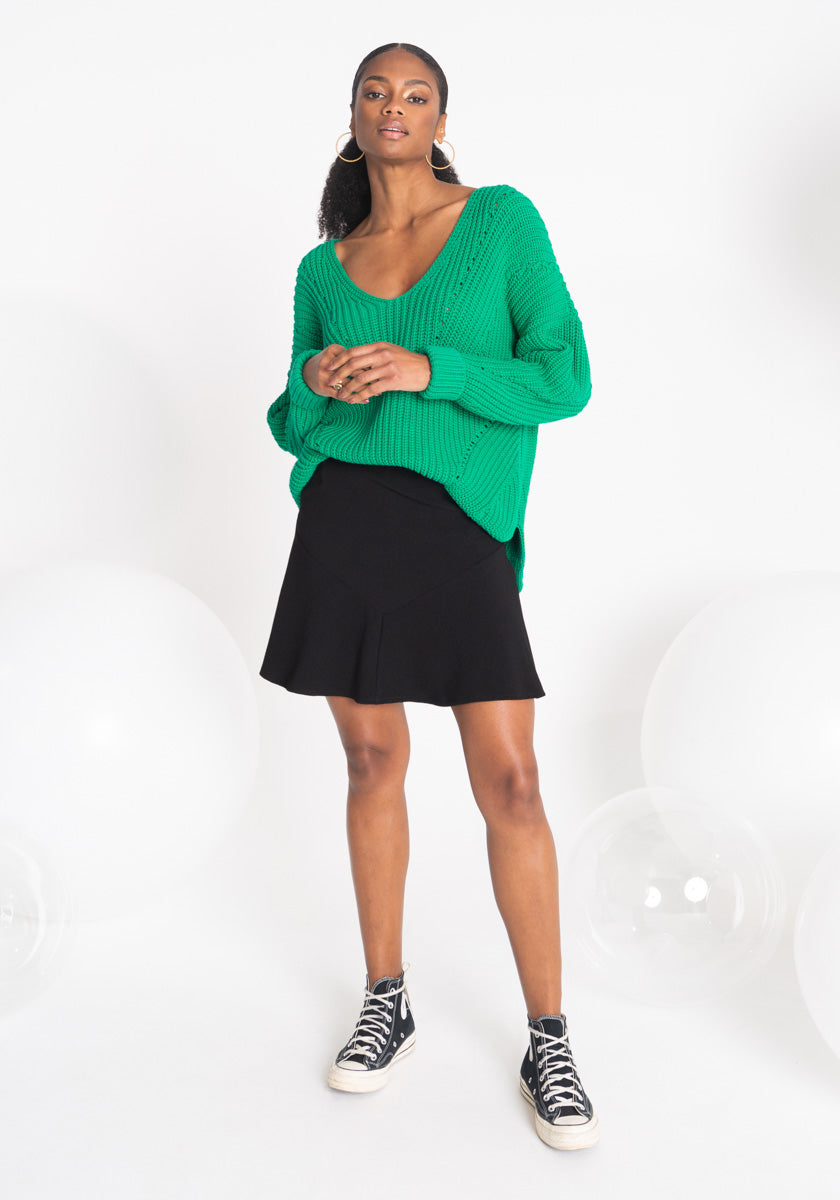 Pull femme SAO col v coloris vert tricoté en france SONGE lab silhouette