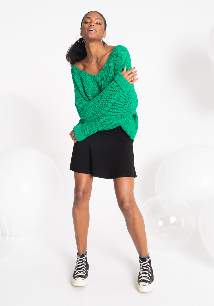 Pull femme SAO col v coloris vert tricoté en france SONGE lab silhouette jupe LEME